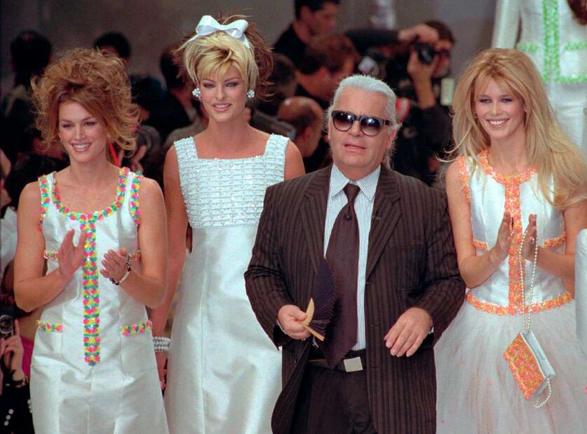 Claudia Schiffer celebra 51 años con una expo de fotografía de moda