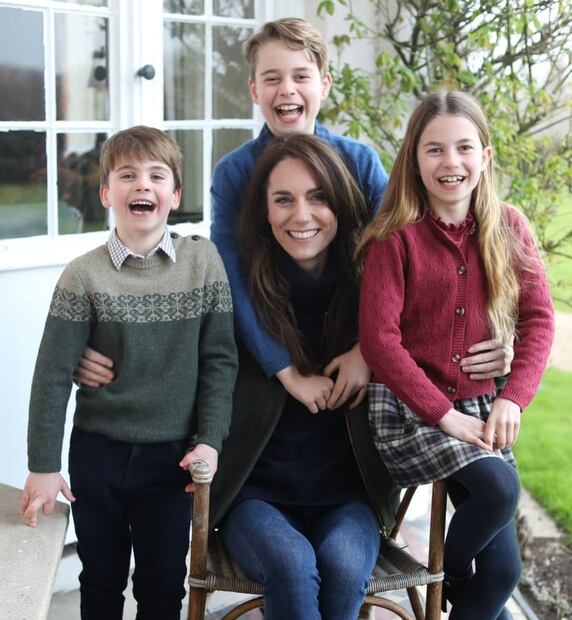 Kate Middleton con sus hijos, George, Charlotte y Louis / X: @KensingtonRoyal