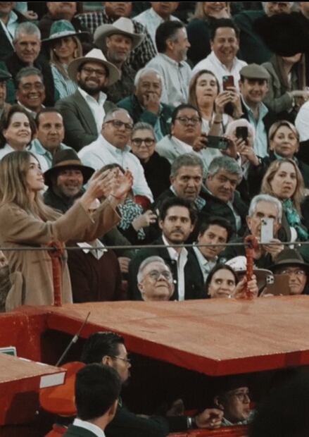 Ana Soria apoyando a Enrique Ponce / Foto: Instagram