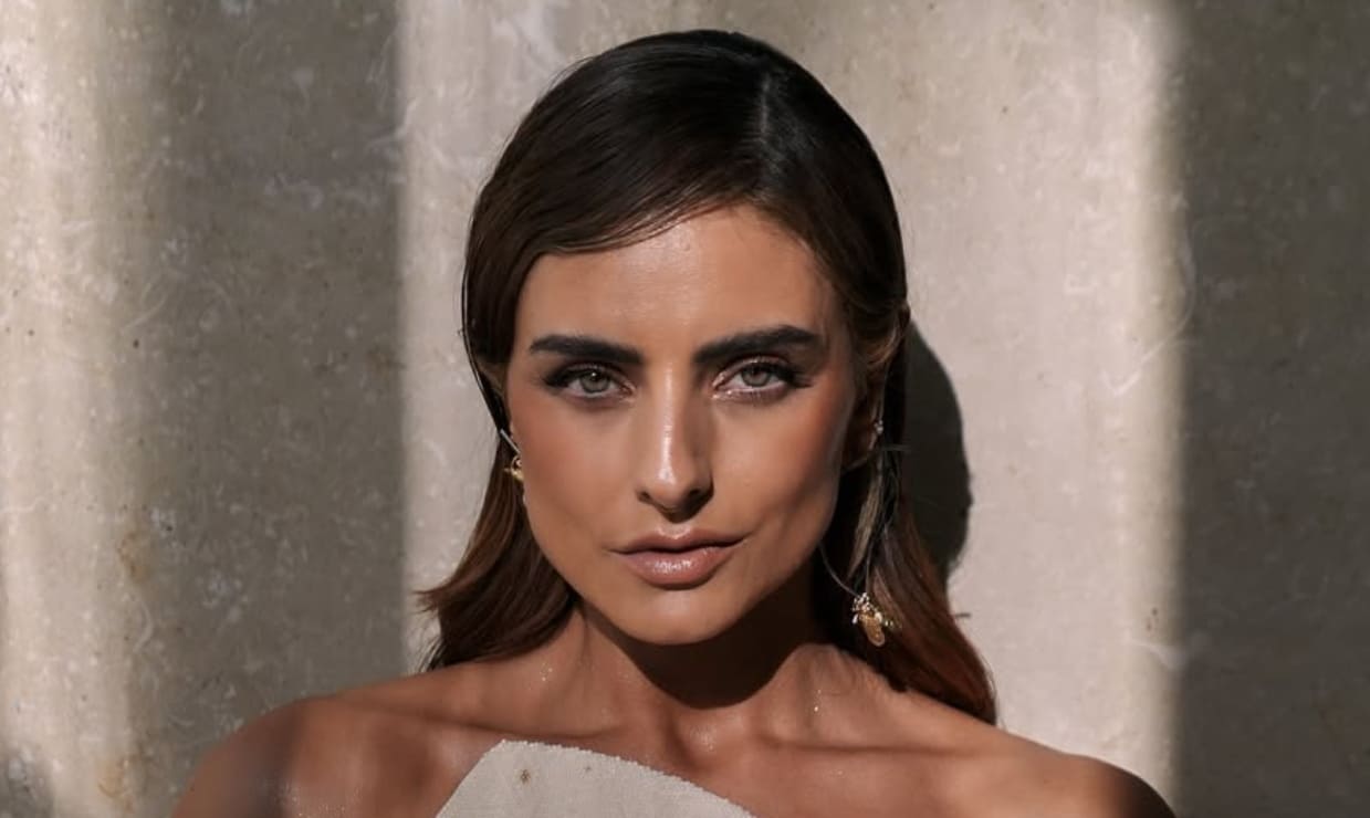 Aislinn Derbez y su deslumbrante vestido artesanal en los Premios Platino 2025