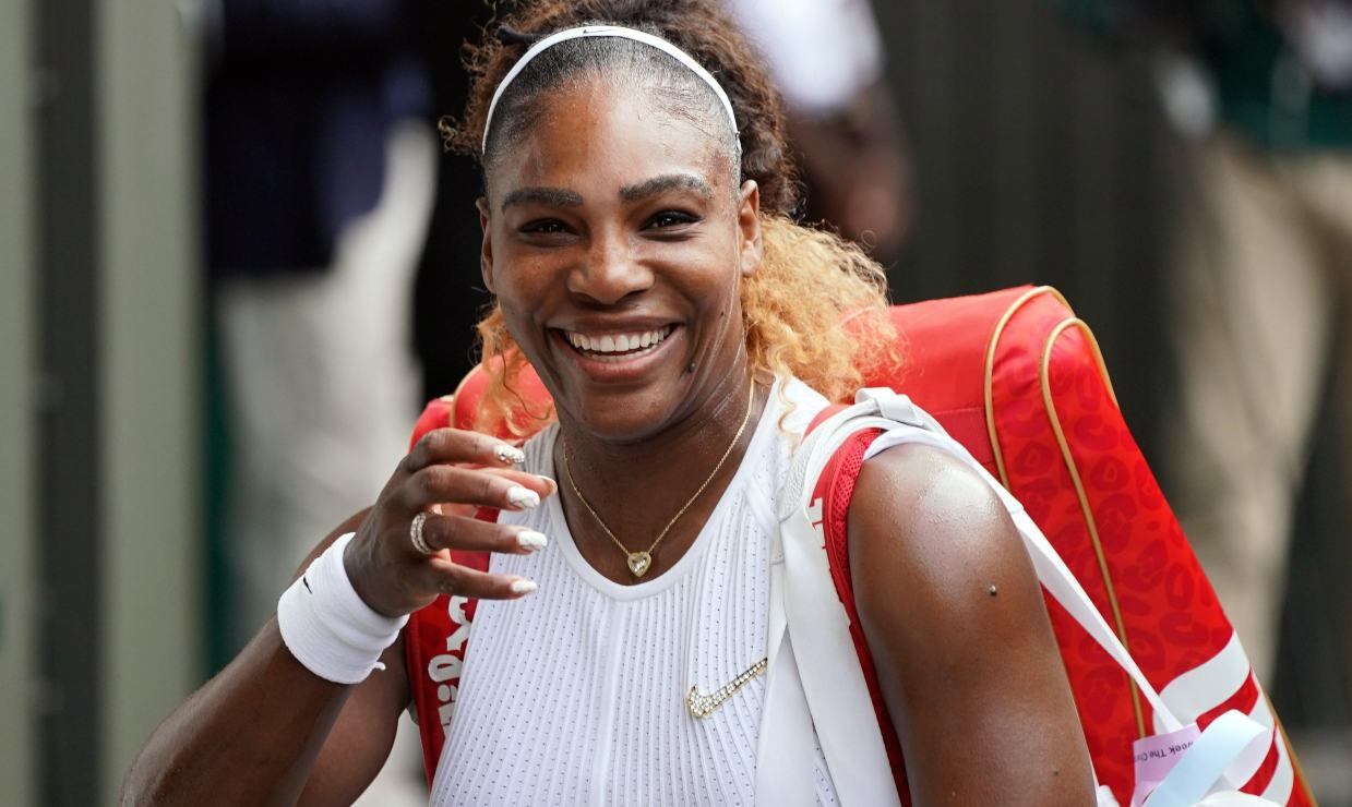 La mini cintura que Serena Williams luce en radiante traje de baño azul 
