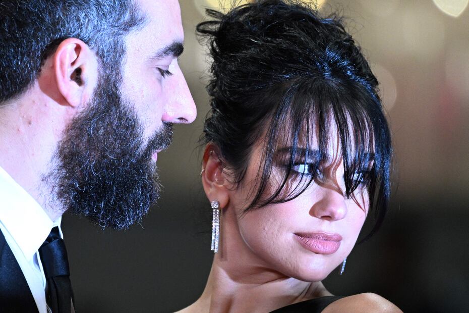 Dua Lipa presume su amor con Romain Gavras en el Festival de Cannes / AFP