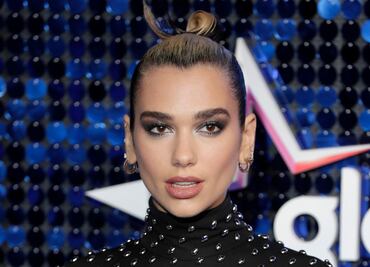 Dua Lipa cumple 26 años e impacta con un bralette de encaje y pantalones con pedrería