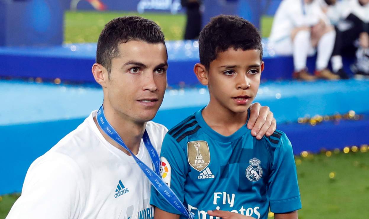 Cristiano Ronaldo y Cristiano Jr. presumen abs de infarto, ¡de tal padre, tal hijo!