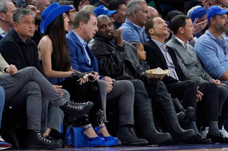 Kanye West es visto en un partido de la NBA con su hijo Saint, de 6 años