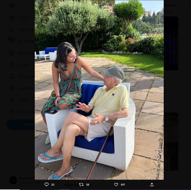 Mario Vargas Llosa platica con una de sus nietas / Twitter @AlvaroVargasLl