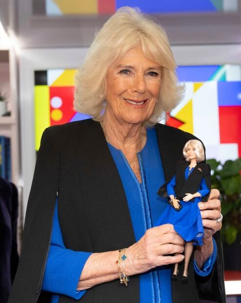 La reina Camilla con su muñeca Barbie durante la celebración del Día Internacional de la Mujer en el Palacio de Buckingham / AP
