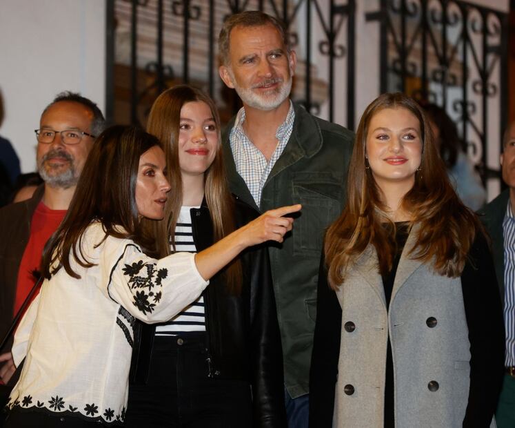 El divertido momento en que la princesa Leonor ayuda al rey Felipe con su celular
