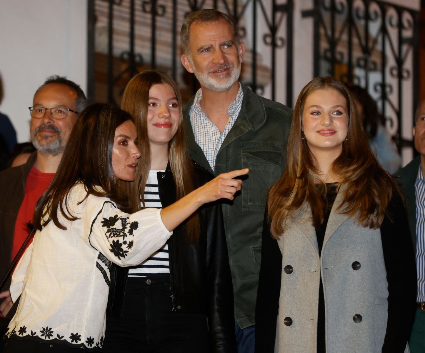 El divertido momento en que la princesa Leonor ayuda al rey Felipe con su celular