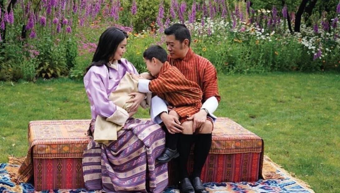 Los reyes de Bután presentan a su segundo hijo con 5 tiernas fotografías 