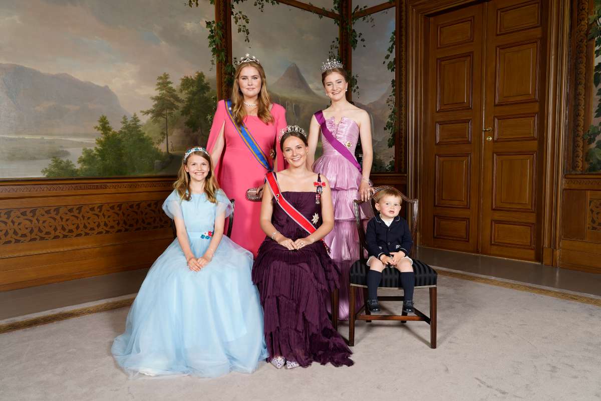 Estelle de Suecia, Ingrid de Noruega, Amalia de Holanda y Elisabeth de Bélgica posan con tiaras como futuras reinas