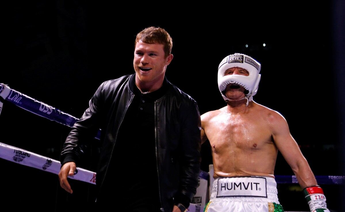 “Canelo” Álvarez asiste a ver la pelea de Julio César Chávez