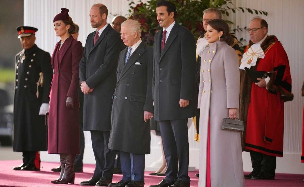 Kate Middleton, el príncipe William, el rey Carlos III, el Emir de Qatar Sheikh Tamim bin Hamad Al Thani junto a Sheikha Jawaher bint Hamad bin Suhaim Al Thani / Foto: AP