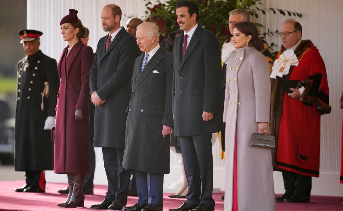 Kate Middleton, el príncipe William, el rey Carlos III, el Emir de Qatar Sheikh Tamim bin Hamad Al Thani junto a Sheikha Jawaher bint Hamad bin Suhaim Al Thani / Foto: AP