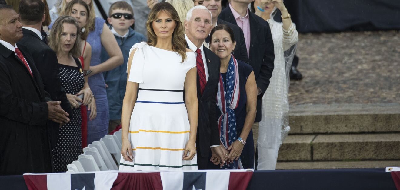 Faux pas: Melania Trump asiste a evento oficial y, al parecer, no llevaba sostén