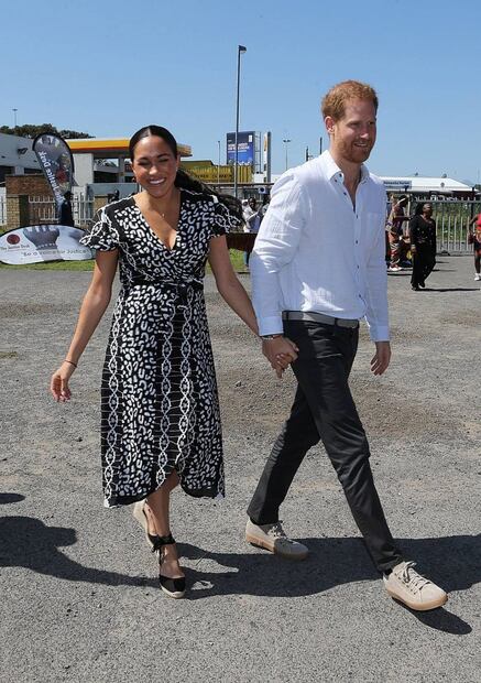 Baby Archie luce el mismo outfit que el príncipe Harry cuando era bebé, en su visita a África