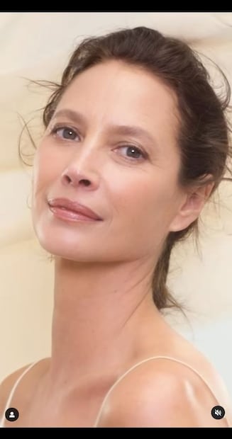 La supermodelo Christy Turlington, de 54 años, presume su belleza madura sin filtros ni procedimientos estéticos