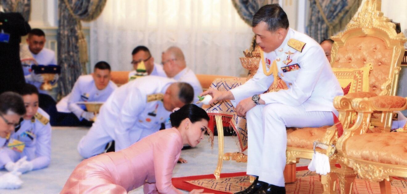 La polémica boda del rey de Tailandia y su guardaespaldas 
