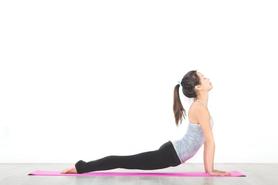 5 posturas de yoga para el dolor de espalda tras un día de home office