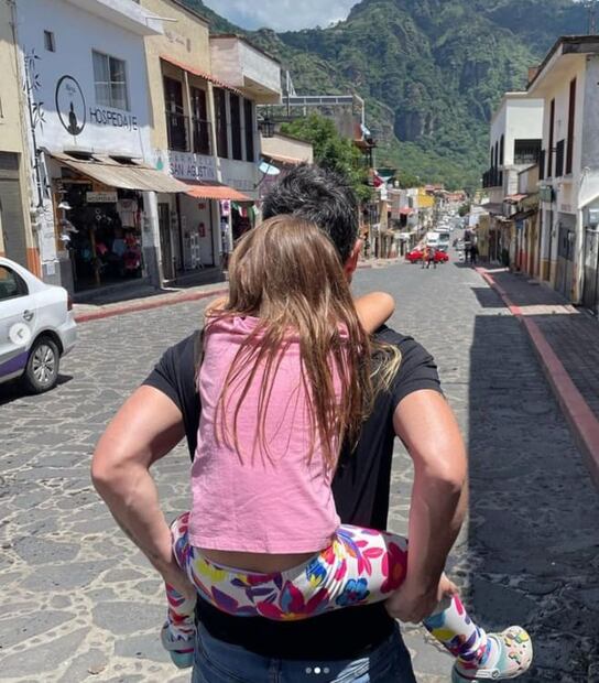 Mauricio Ochmann cargando a la pequeña Kailani / Foto: Instagram 