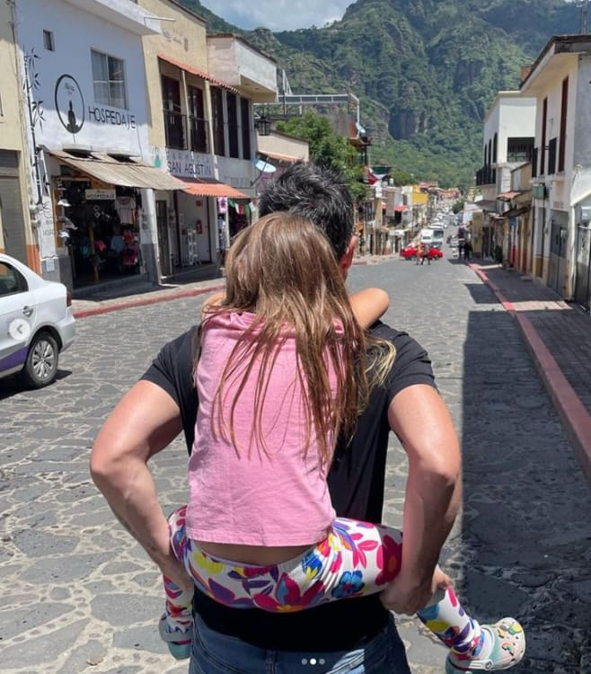 Mauricio Ochmann cargando a la pequeña Kailani / Foto: Instagram 