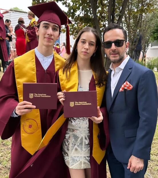 Óscar Madrazo en la graduación de sus hijos Axel y Anyk del Colegio Americano / Instagram