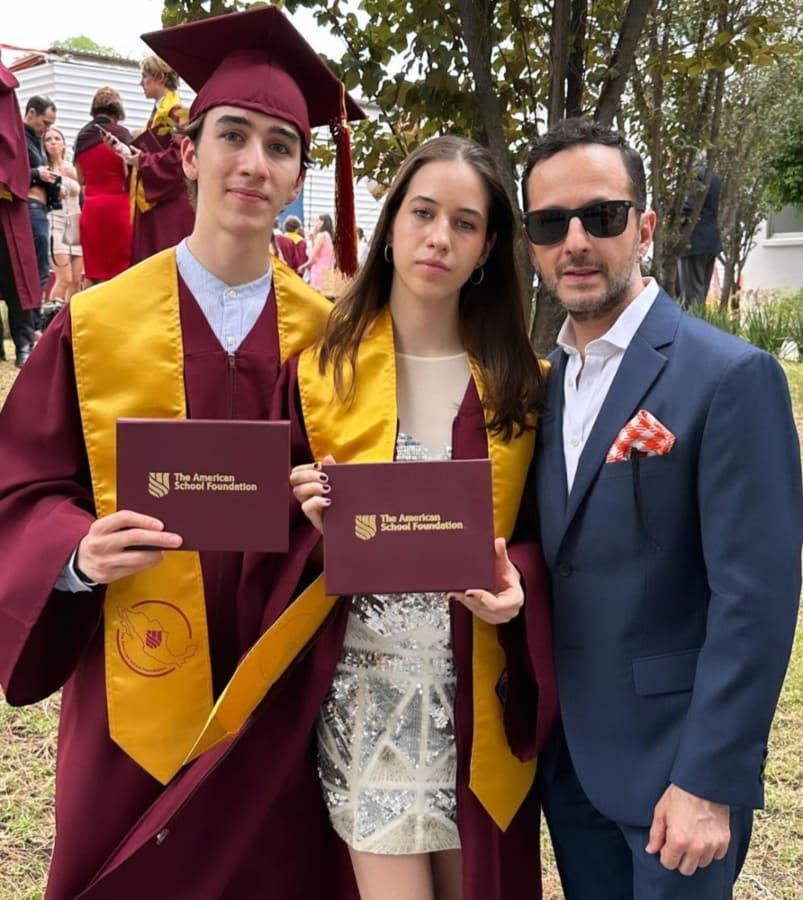 Óscar Madrazo en la graduación de sus hijos Axel y Anyk del Colegio Americano / Instagram