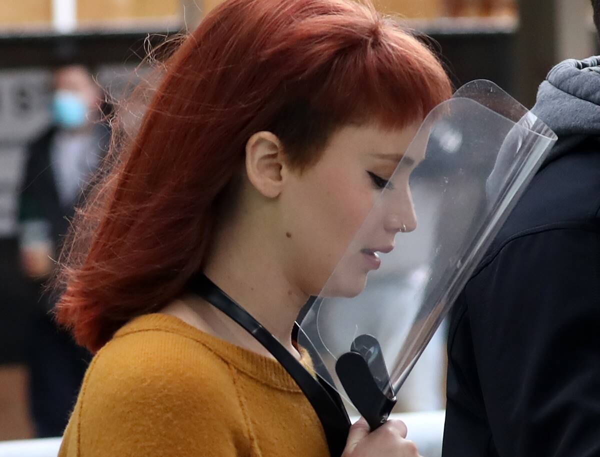 Jennifer Lawrence, irreconocible con el pelo rojo intenso y fleco