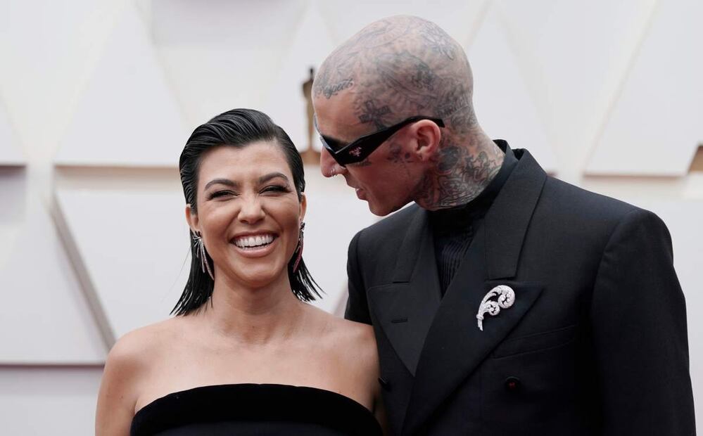 Kourtney Kardashian y Travis Barker encienden a besos los Oscars 2022