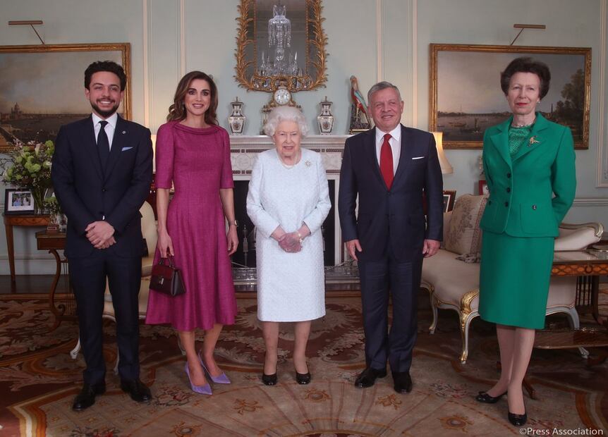 Mano de la reina Isabel II provoca alarmas sobre su estado de salud