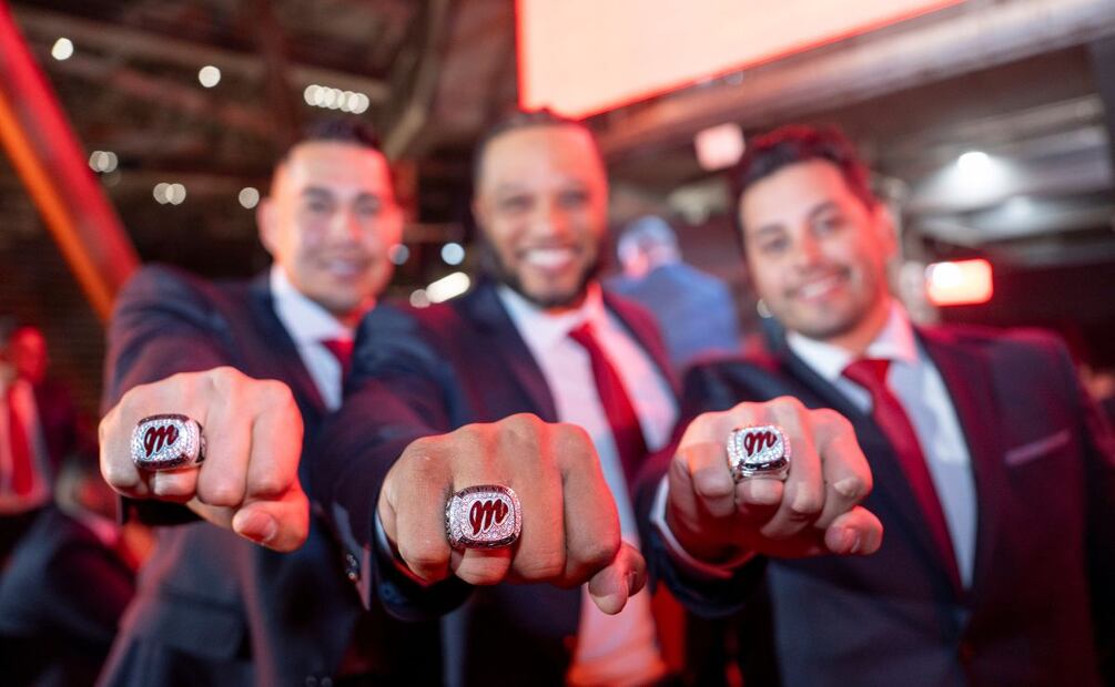 Jugadores de Diablos Rojos del México con su anillo de campeón / Foto: Héptor Arjona