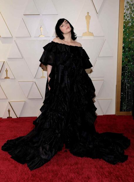 Billie Eilish cambió su estilo casual a uno glamuroso en los Oscars 2022