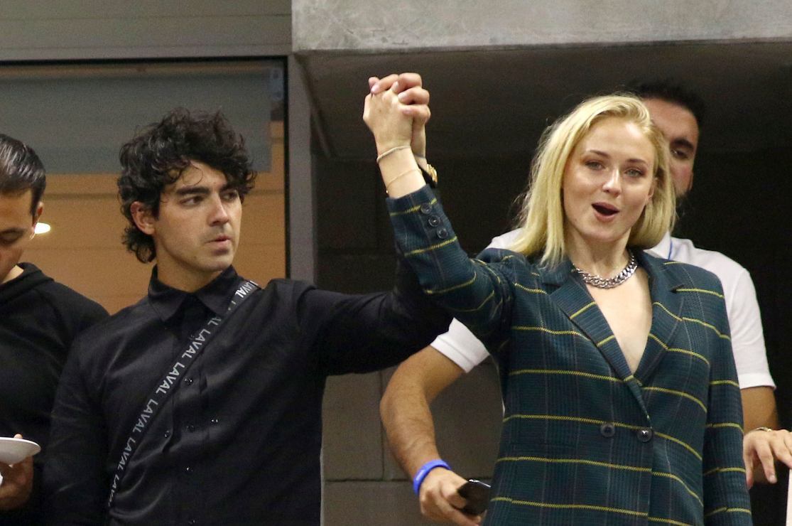 Captan de paseo a Joe Jonas y Sophie Turner luciendo baby bump en plena pandemia