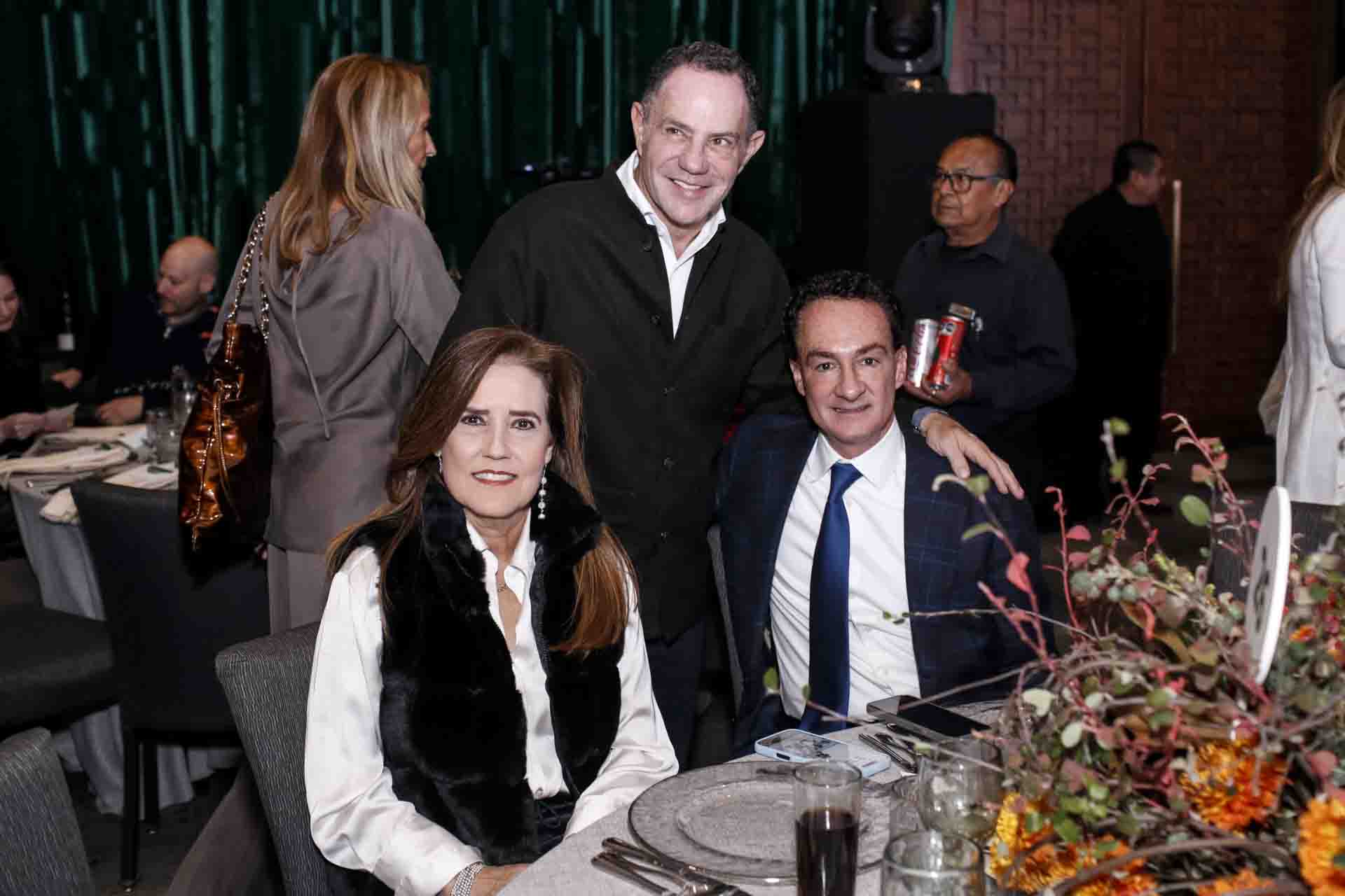 Mónica y Javier Barrera con Sergio Berger. (Foto: Esteban Torreblanca)