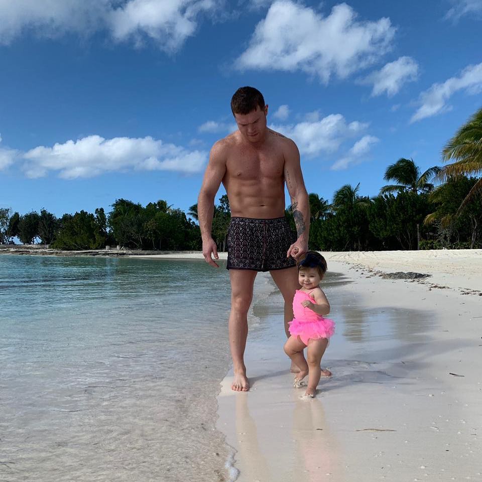 Fernanda, hija de Saúl “Canelo” Álvarez, presume bolso con valor de 1 millón de pesos 