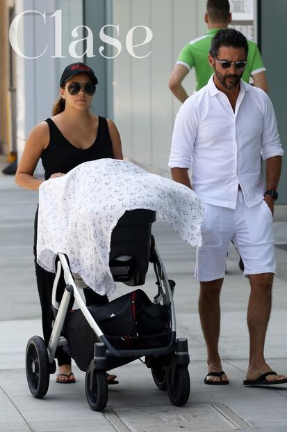 Eva Longoria y Pepe Bastón de paseo familiar con Santiago en Beverly Hills 