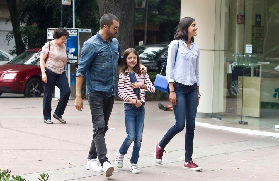 Gonzalo García Vivanco de paseo en Polanco con dos chicas desconocidas