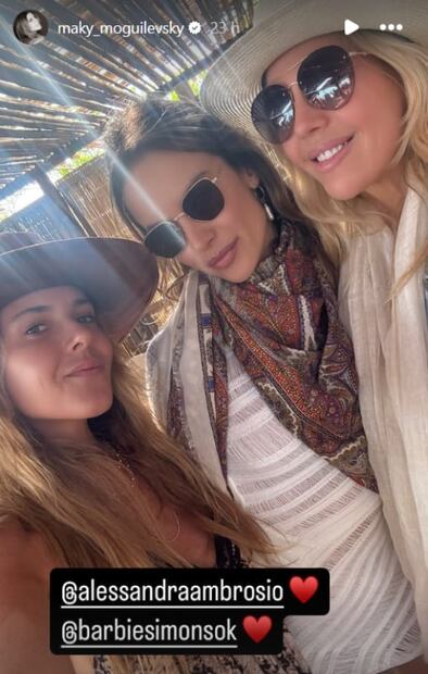 Maky Moguilevsky recibiendo el 2025 junto a Alessandra Ambrosio / Foto: Instagram
