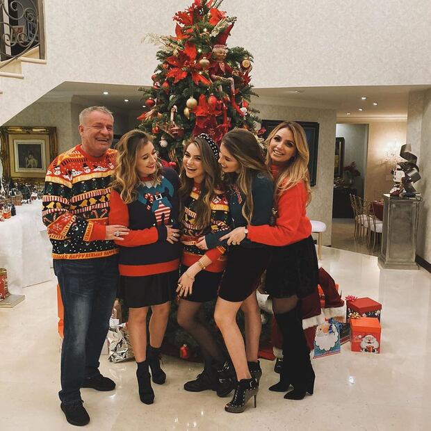 José Alberto Castro y Angélica Rivera junto a sus hijas Sofía, Fernanda y Regina / Instagram