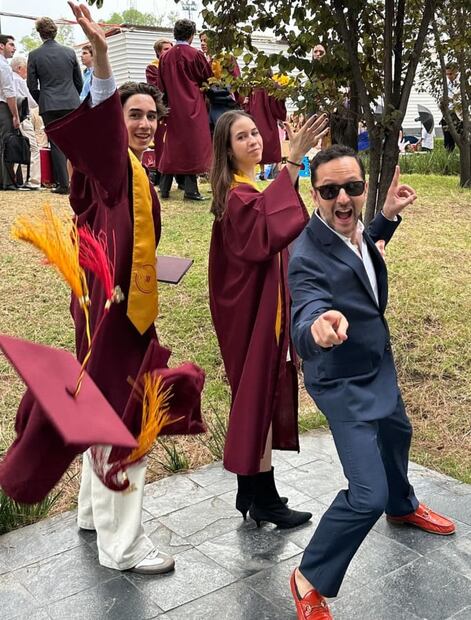 Óscar Madrazo en la graduación de sus hijos Axel y Anyk / Instagram