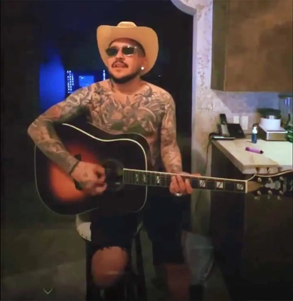 Christian Nodal revela cómo tapó los ojos que se tatuó de Belinda