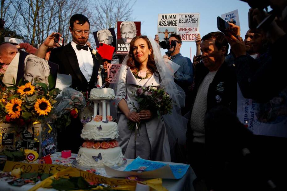 Boda en la cárcel: Julian Assange, de WikiLeaks, se casa con Stella Moris, quien lució un vestido de Vivienne Westwood