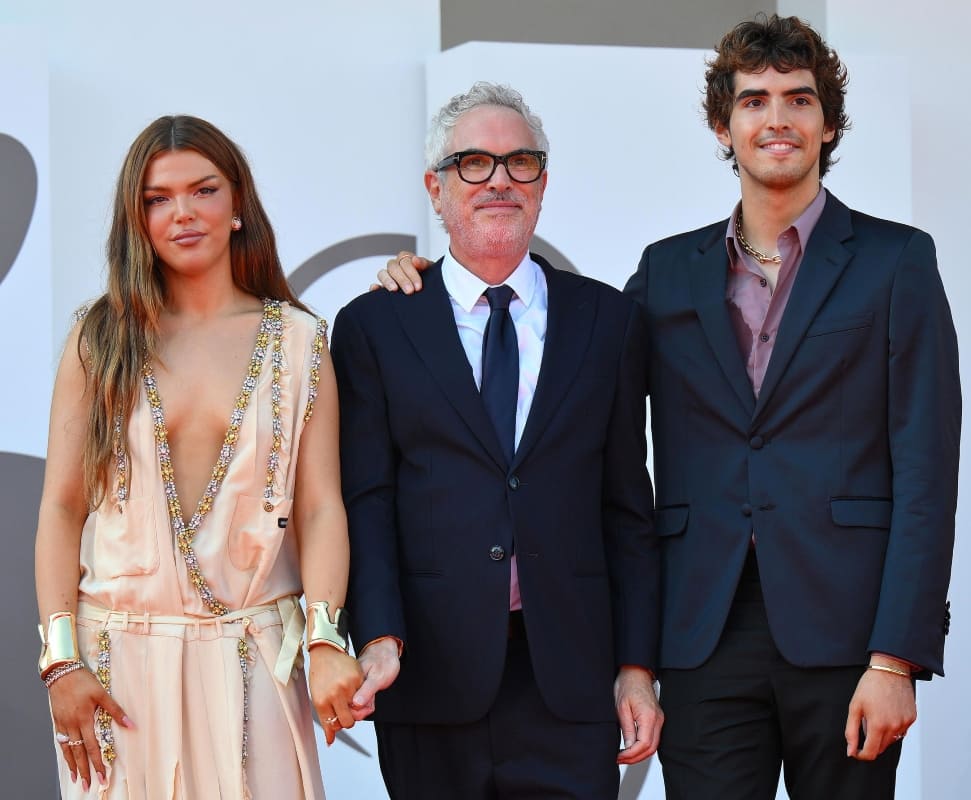 Alfonso Cuarón y sus hijos, Bu y Olmo, en el Festival Internacional de Cine de Venecia 2024 / Foto: EFE