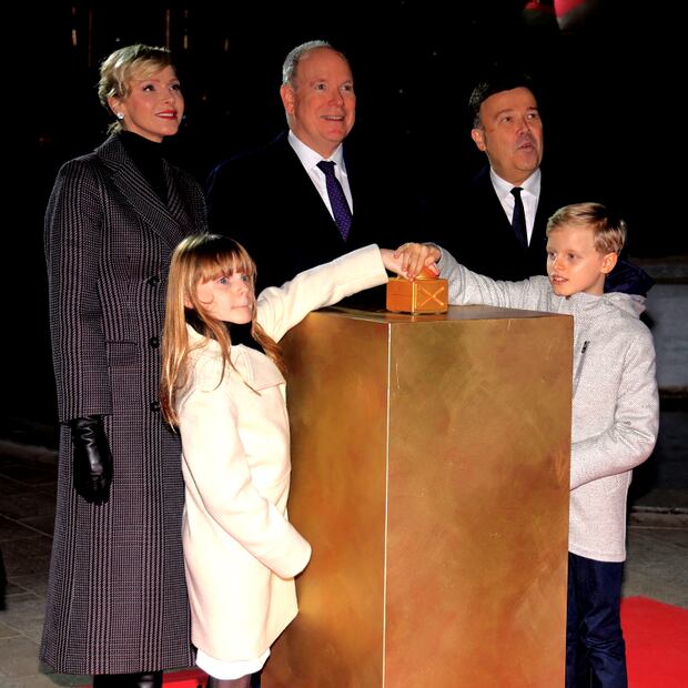 Alberto y Charlène de Mónaco junto a sus hijos Jaques y Gabriella / Foto: AFP