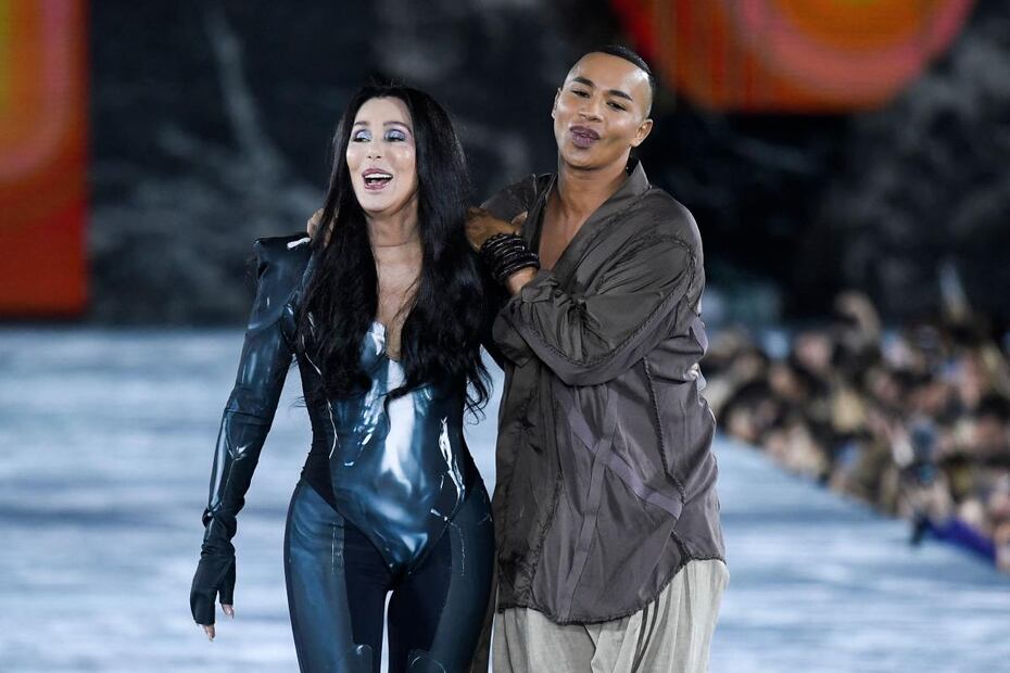 Cher desfila fabulosa, vestida con un ajustado traje, en la pasarela de Balmain