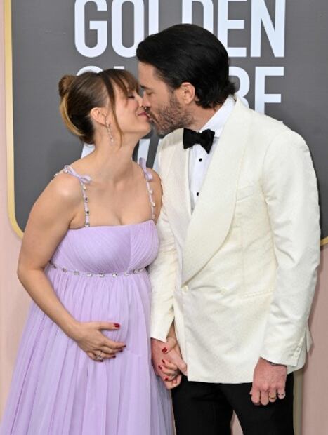 Kaley Cuoco presume su lindo baby bump en los Golden Globes 2023