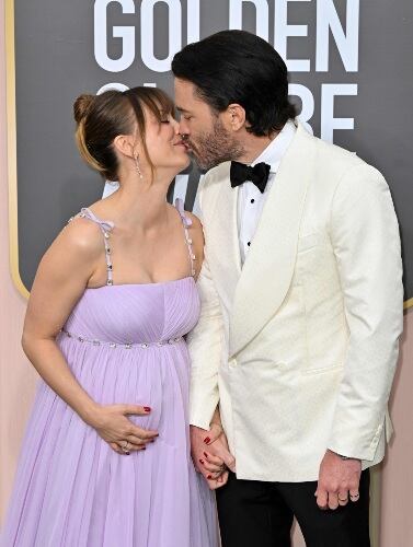 Kaley Cuoco presume su lindo baby bump en los Golden Globes 2023