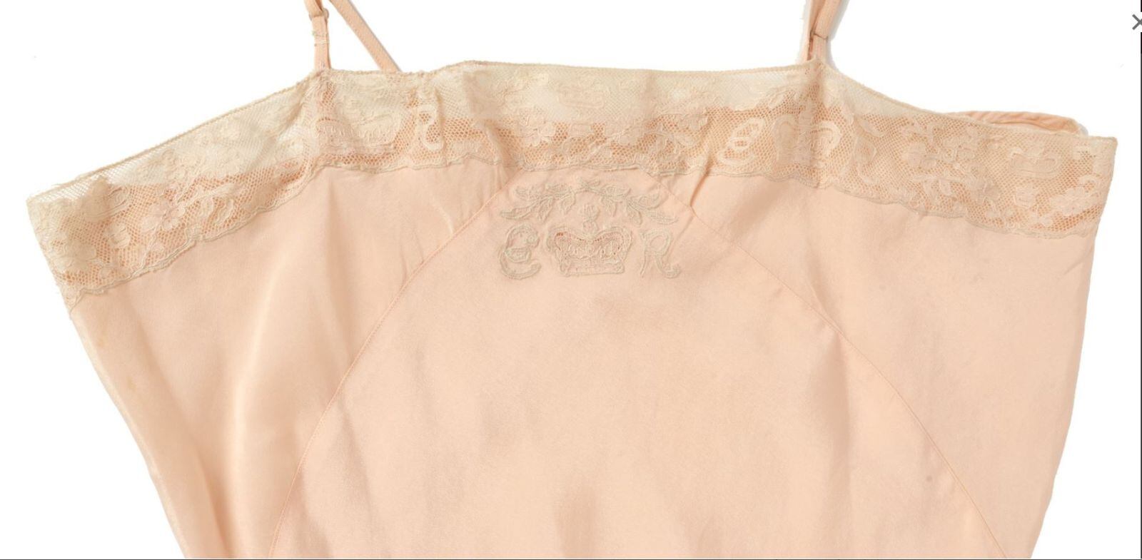 Subastan ropa interior que perteneció a la reina Isabel II