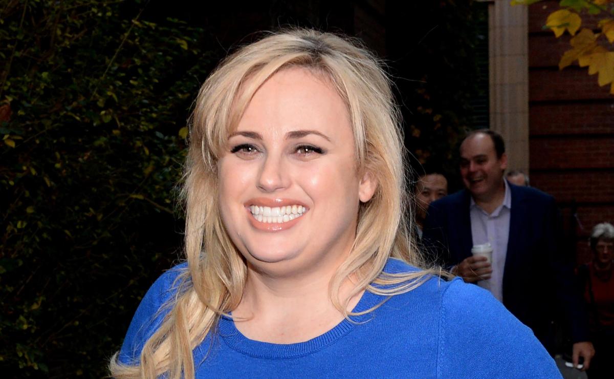 Rebel Wilson comparte un mensaje de aliento y posa en traje de baño