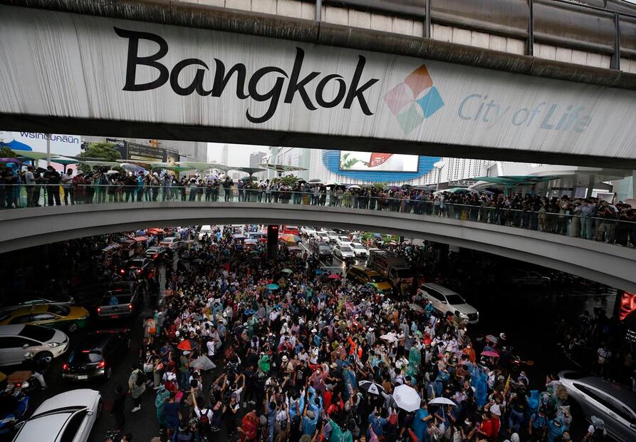 Arden protestas contra la monarquía de Tailandia